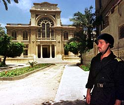 a policeman guarding Eliyahou ha Nabi synagogue