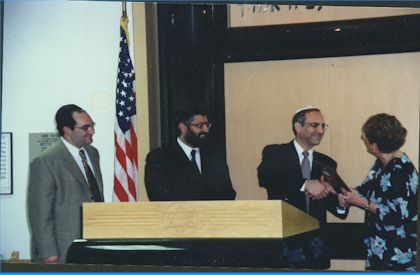 Aharoni receiving award 